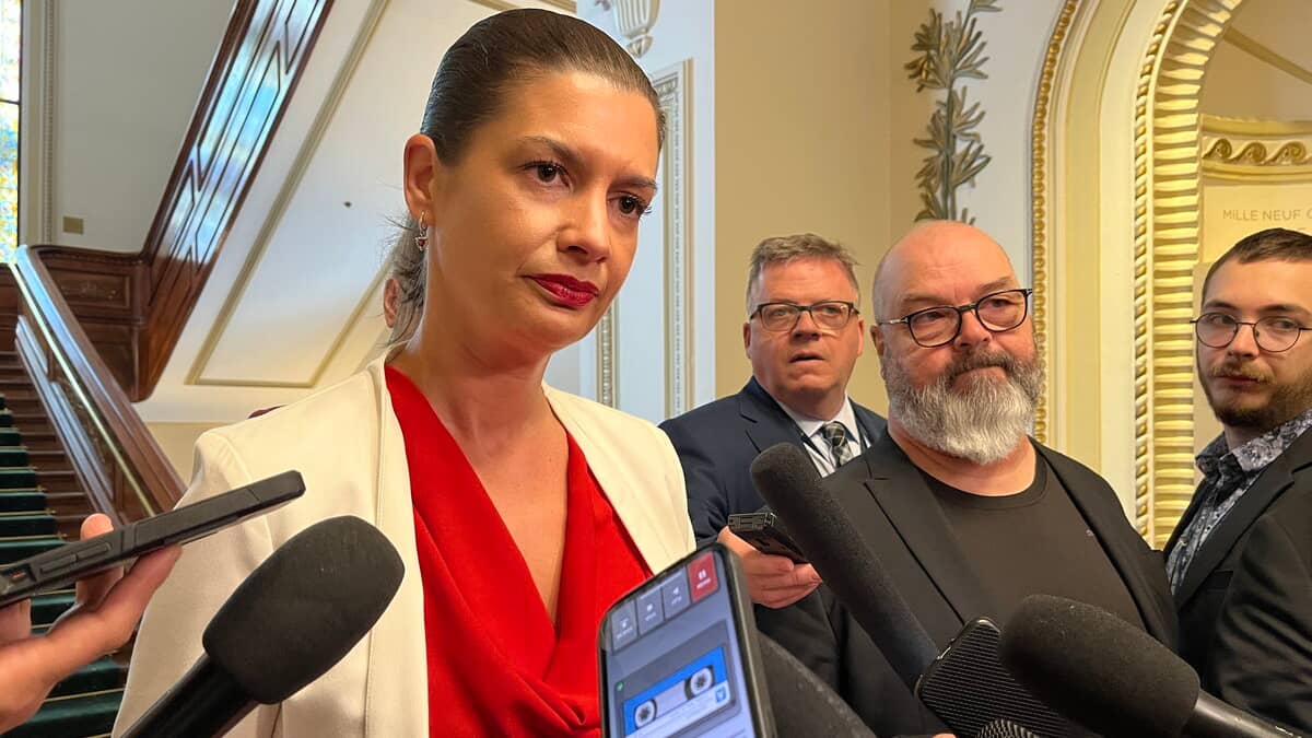 tvanouvelles's tweet card. Près de deux ans après son inauguration, après une série d’interruptions de service, le REM est encore en «rodage», explique Geneviève Guilbault.