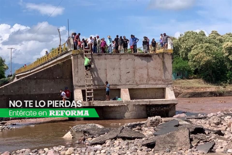 Reforma's tweet card. Sin dar razones, la Segob eliminó en menos de 24 horas a 45 municipios de la declaratoria de emergencia por las lluvias del huracán 'Otis'.