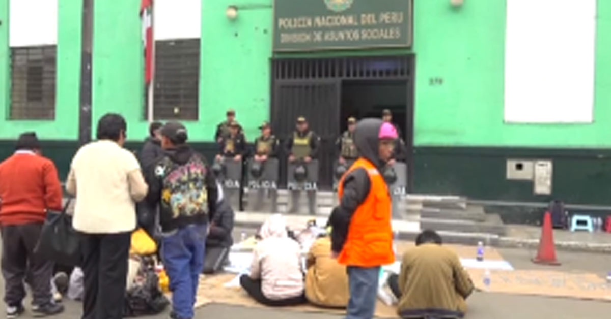 exitosape's tweet card. A pesar de los días, doce jóvenes que participaron en la protesta contra el Congreso y el Gobierno permanecen detenidos en la División de Asuntos Sociales de la Policía Nacional del Perú (PNP).
