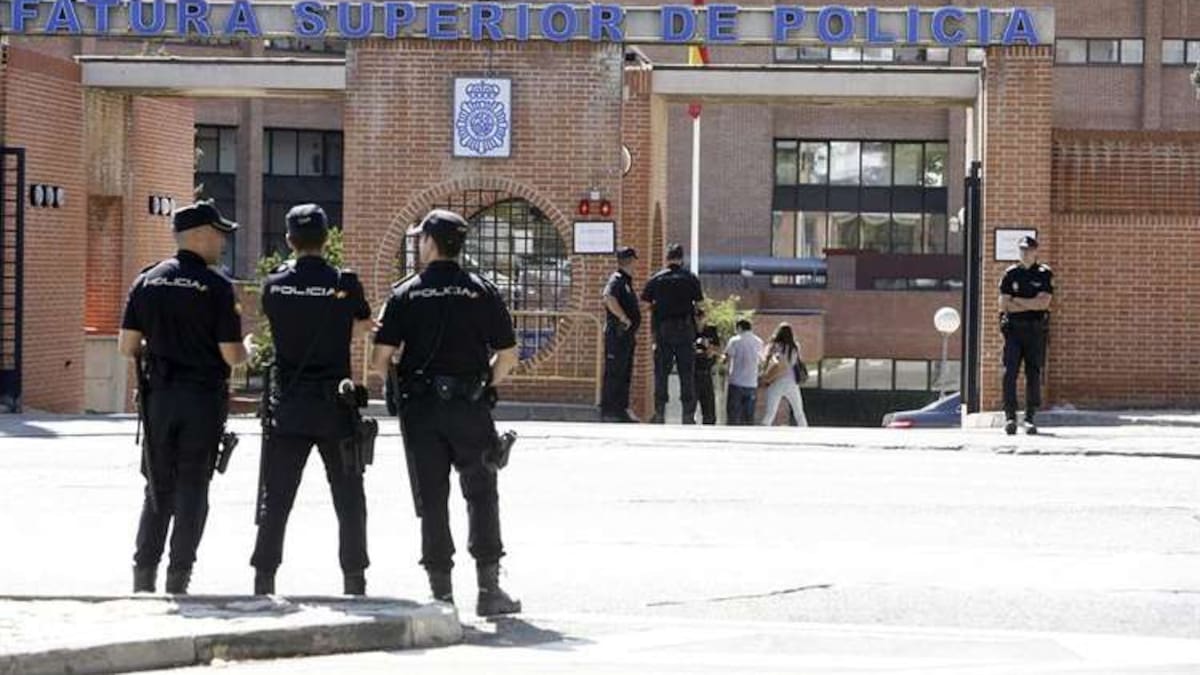 La_SER's tweet card. La Policía Nacional ha encontrado un millón de euros en su despacho y más de 20 millones emparedados en su domicilio en Alcalá de Henares (Madrid)
