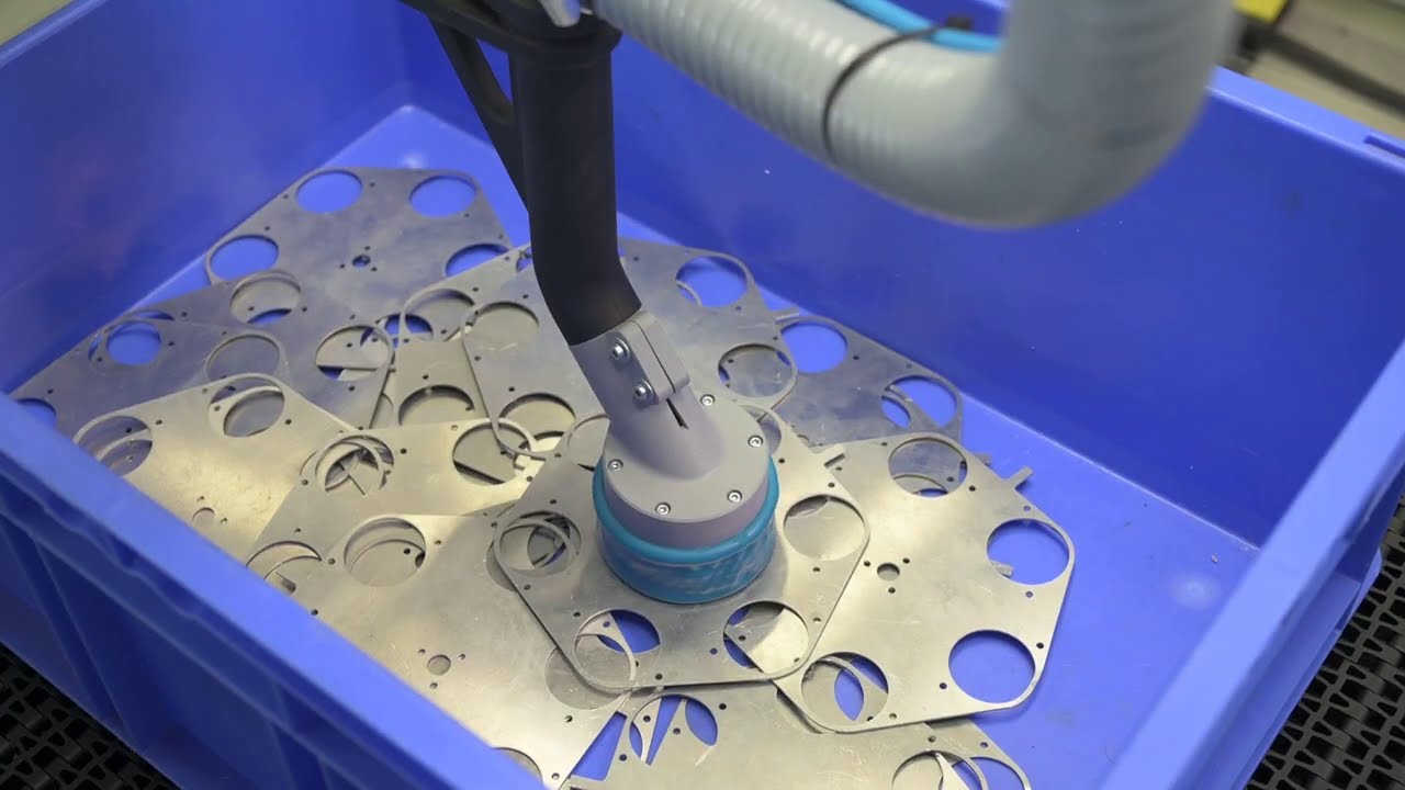 ROBOTT_NET's tweet card. SoSta: A flexible robot cell used to sort and stack sheet metal parts