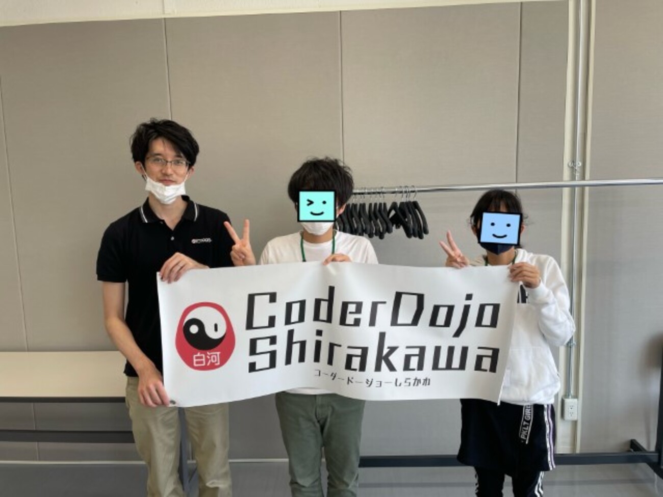 Coderdojo_shira's tweet card. CoderDojo白河、2024年8月の開催レポートです。 今回は常連の４名と、新規参加１名の計５名のNinjaが参加してくれました。久しぶりの新規参加者です！ Ninjaたちの様子 まず新規参加者のNinjaは、自前のPCでマイクラのPythonを勉強中とのことで、テキストを見ながら作品作りを進めていました。 小学４…