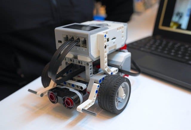 SchoolCoding's tweet card. Hier is hoe jy jouself en die jongklomp kan voorberei vir 2024, asook meer inligting oor wat in kodering en robotika geleer sal word.