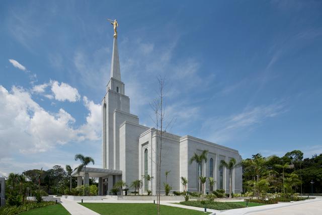 dataoracle's tweet card. A população está convidada para visitar o recém-construído Templo de Manaus Brasil , de A Igreja de Jesus Cristo dos