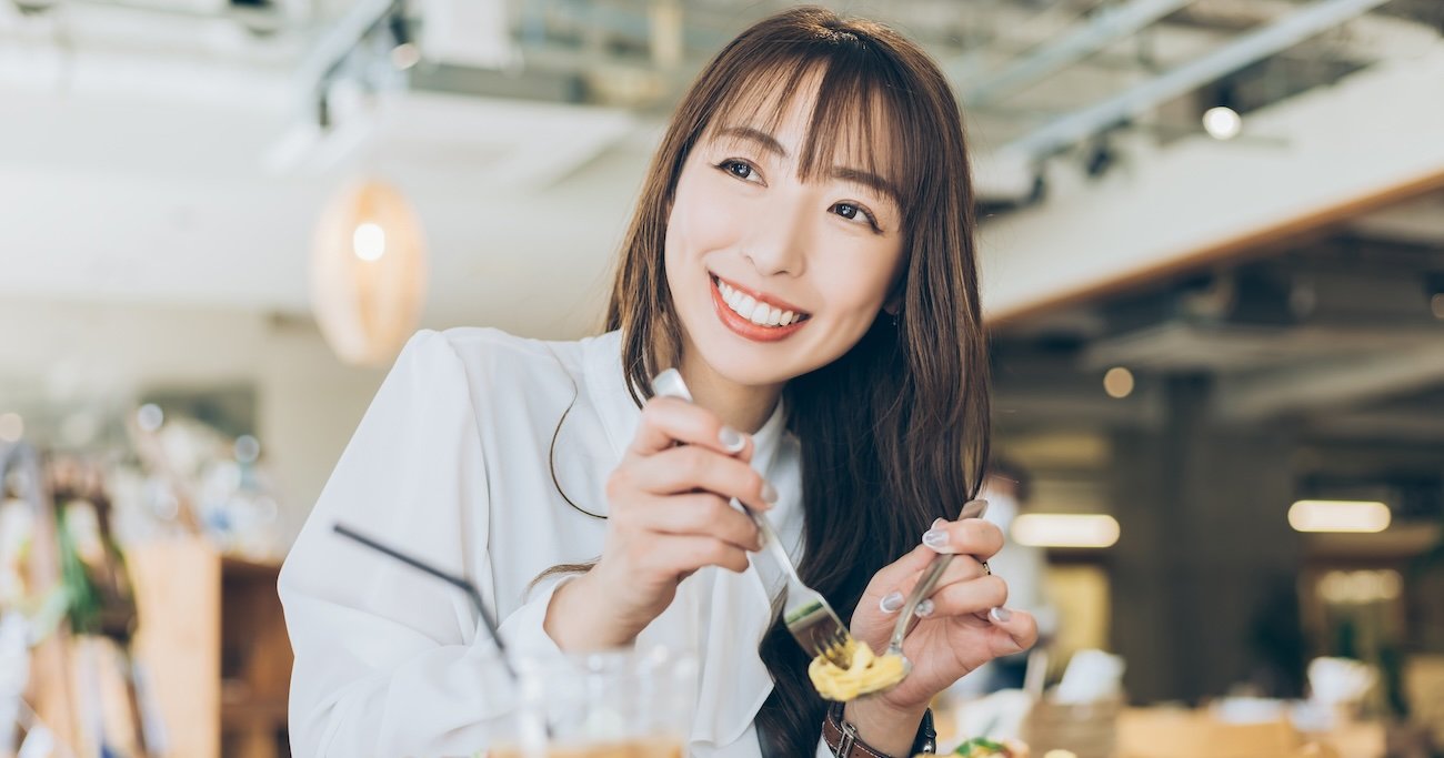 bozu_108's tweet card. 「ある女優が伊勢海老を食べているシーンを見て、ひと言」で出てきた気持ち悪すぎるコメントとは？ そう語るのは、X（旧Twitter）上で8年間、毎日欠かさず大喜利のお題を出題する「坊主」氏だ。大喜利について、世界で初めて思考法をまとめた話題の著書『大喜利の考え方』では、「どうすれば面白い発想が出てくるのか」「どんな角度で物事を見ればいいのか」などを超わかりやすく伝えてくれている。まさに「面白い...