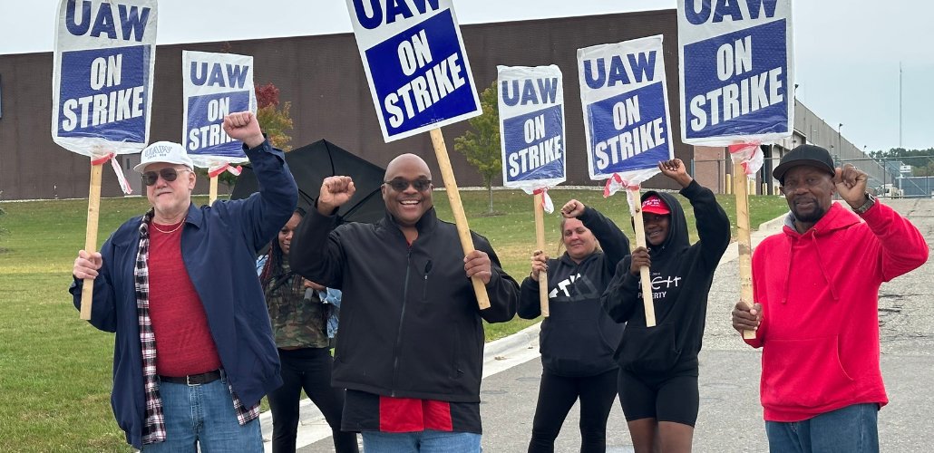 labornotes's tweet card. Auto workers at the Big 3 expanded their strike last Friday to a key vulnerability: parts distribution centers that supply dealerships with everything from water pumps to brake drums and spark plugs