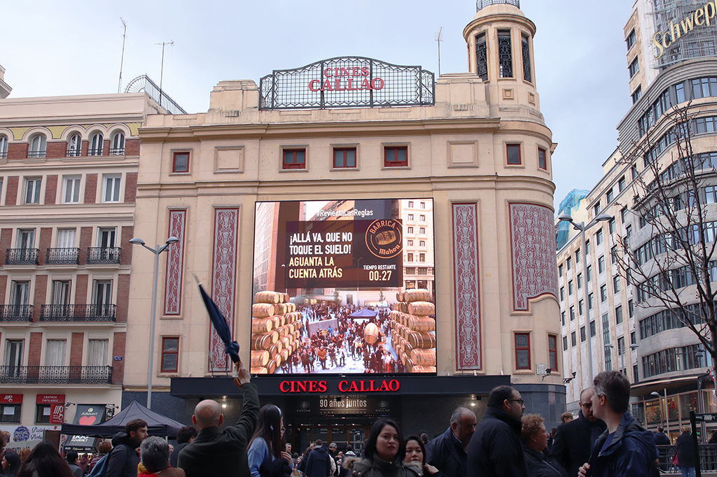 CursoUnity3D's tweet card. La campaña de Mahou para promocionar su cerveza Barrica ha utilizado la tecnología de realidad aumentada disponible en Callao City Lights.