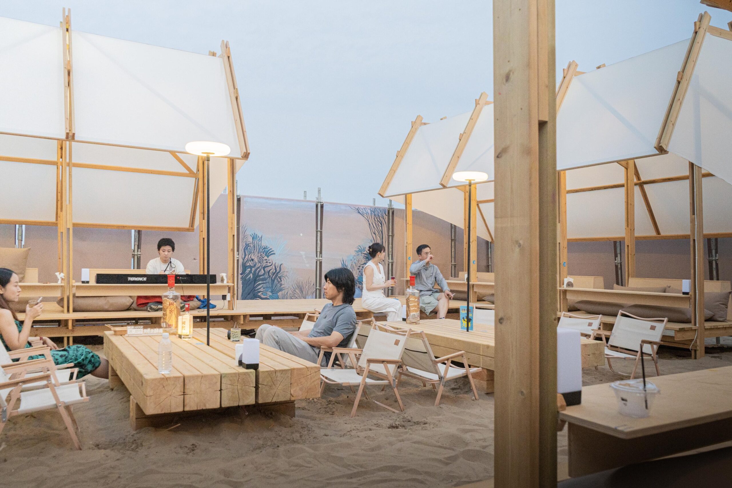 urdesignmag's tweet card. Atelier Heimat’s zero-waste baijiu pavilion for Aranya Theatre Festival 2025. Built in 14 days using modular timber construction in Qinhuangdao. Designed for disassembly. Explore the sustainable...