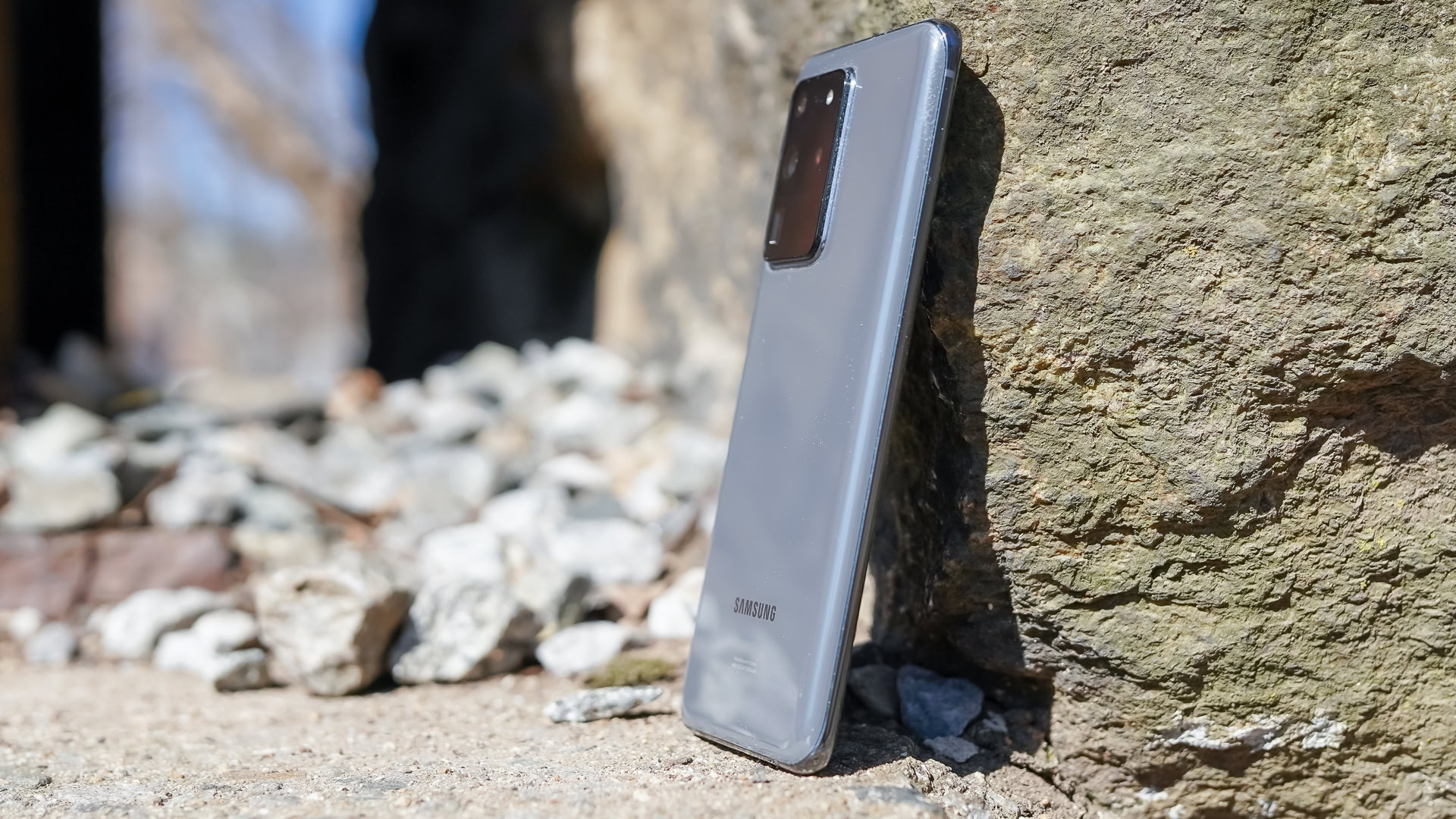 AllAndroidTips's tweet card. An overwhelming majority of voters care at least a little bit what their phone looks like. Find out what else AA readers think in this week's poll results.