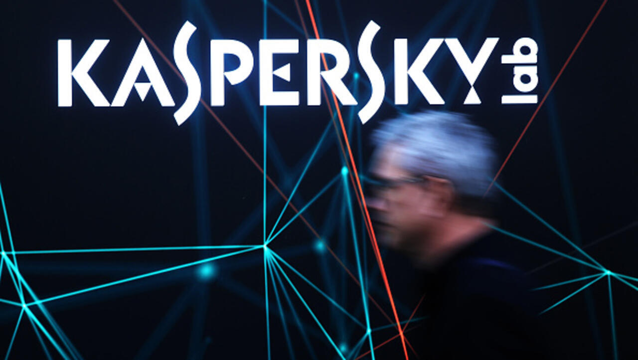 CoderGN's tweet card. Les suspicions qui entourent l’ingérence de la Russie dans l’élection présidentielle américaine prennent un tour plutôt désagréable pour Kaspersky Lab, le fabricant russe de logiciel anti-virus. Ses…
