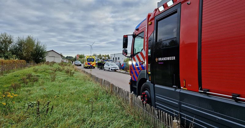 Auto botst op boomstam in Oosterwold
