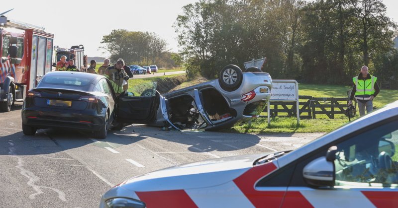 Auto slaat over de kop bij aanrijding Sexbierum; twee gewonden
