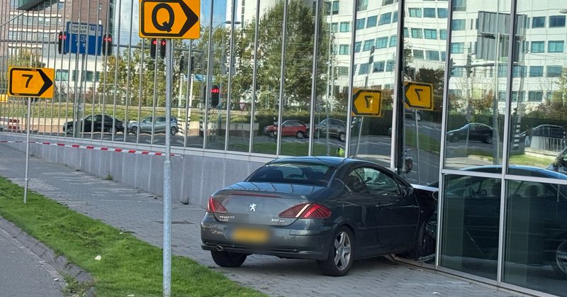 Auto ramt glazen gevel stadskantoor in Venlo