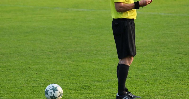 Scheidsrechter bewusteloos geslagen op voetbalveld