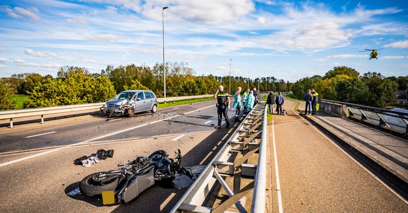 Motorrijder ernstig gewond bij frontale botsing met auto