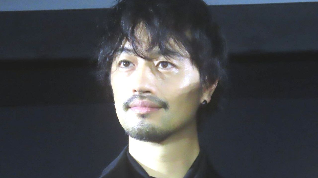 YahooNewsTopics's tweet card. 俳優・斎藤工（４４）が１８日、石川・輪島市内で行われた映画「港のひかり」の「ジャパンプレミアｉｎ輪島～能登に元気を～」の舞台あいさつに主演の舘ひろし、尾上眞秀（１３）、眞栄田郷敦（２５）、笹野高史（