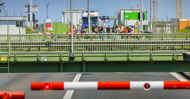 Klimaatactivisten van XR blokkeren Afsluitdijk