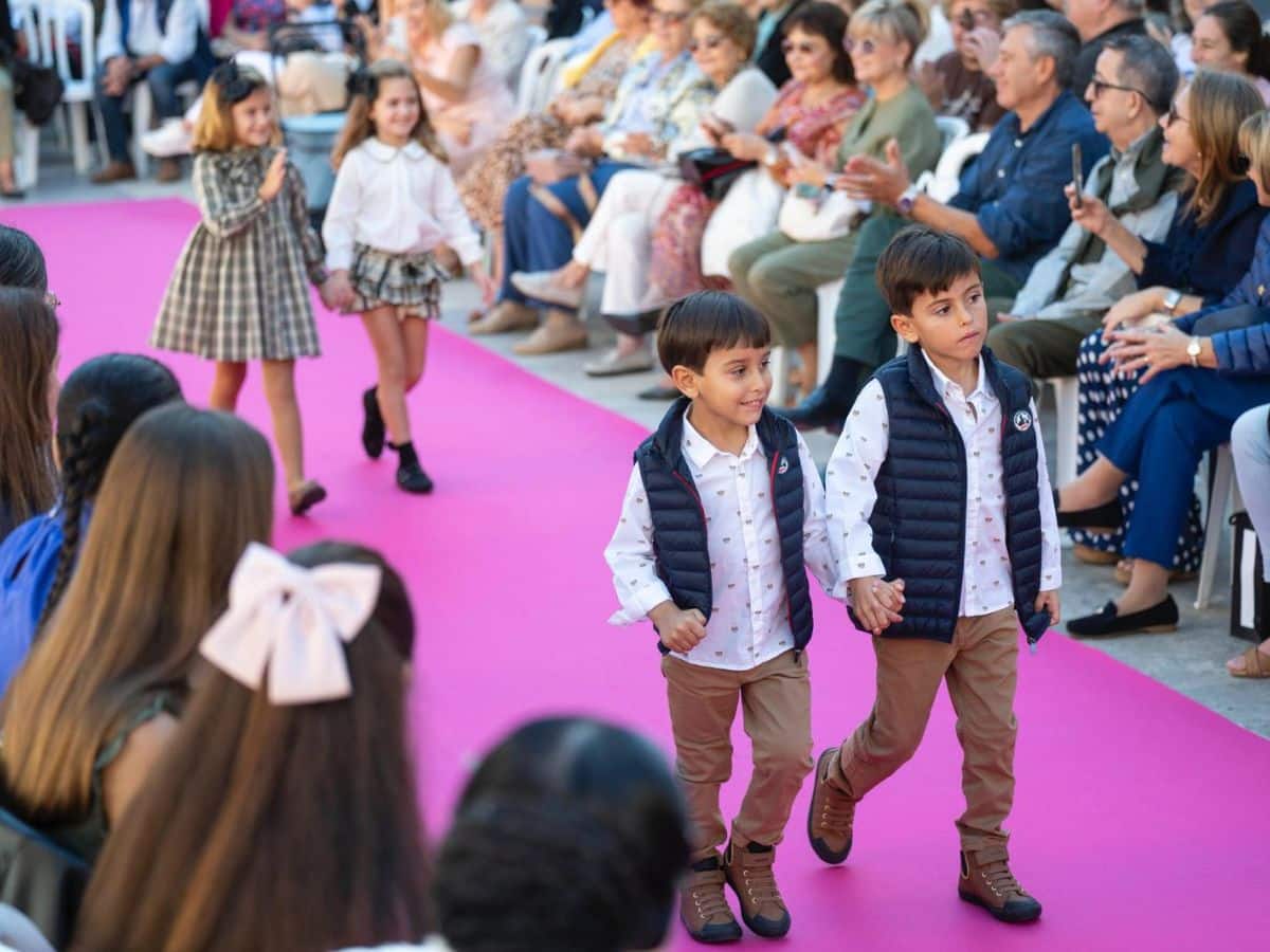castellondiario's tweet card. La plaza Mayor de Castellón se llenó de estilo y vida con la nueva edición de ‘Moda Local al Teu Costat’, destacando el talento y la creatividad de los comercios de proximidad