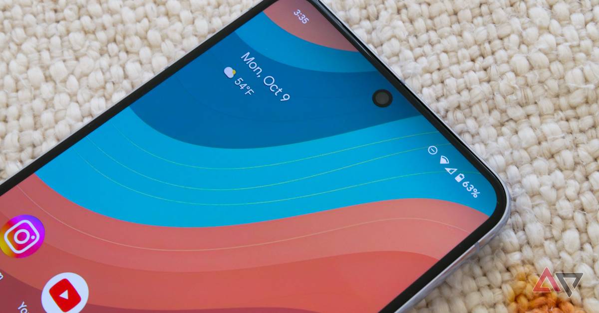 AndroidPolice's tweet card. As the Google Pixel 8 begins reaching customers, one user claims its Face Unlock system has been fooled by their sibling