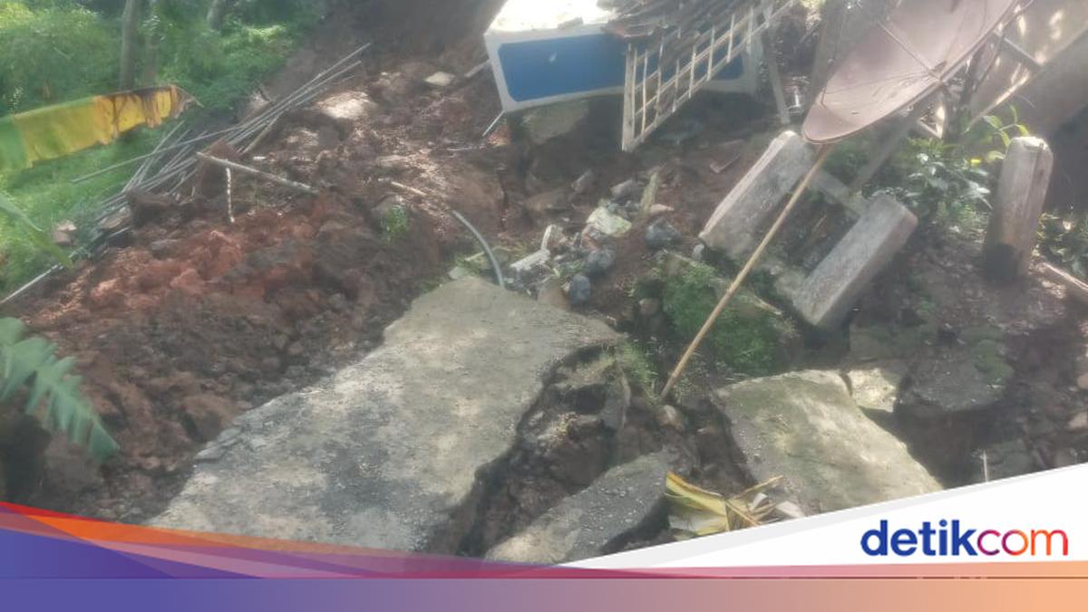 detikcom's tweet card. Diguyur hujan deras semalaman, jalan desa penghubung tiga dusun di Desa Mandalasari, Kecamatan Puspahiang, Kabupaten Tasikmalaya, longsor tadi pagi.