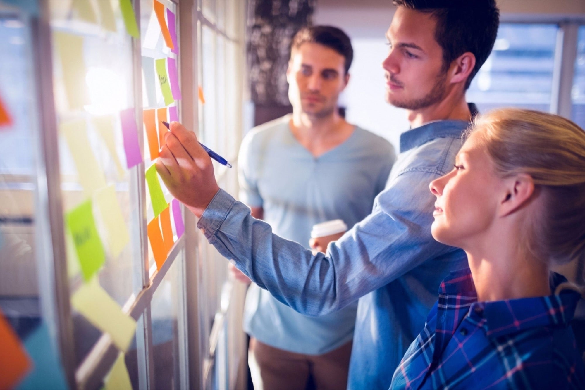 Entrepreneur's tweet card. 3 tips to building a cohesive team.