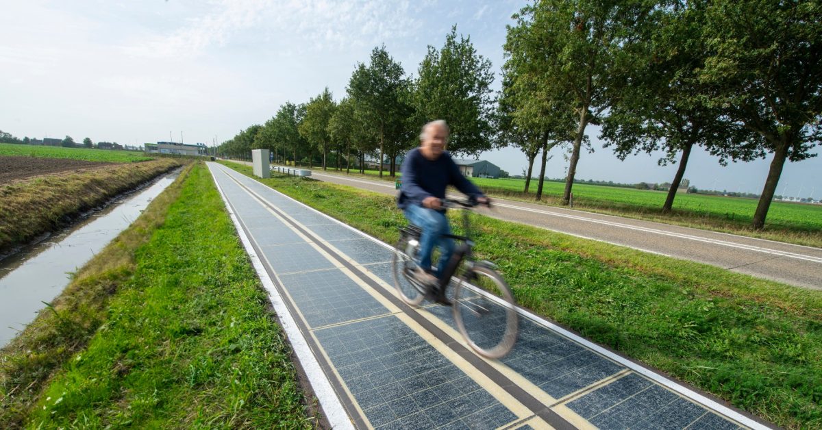 Stop_Solaroad's tweet card. Two solar cycle paths came online in the Netherlands, and they're the country's first to have 1,000 square meters of solar surface area each.