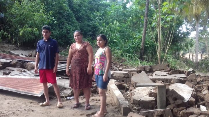 VEGAOFICIAL's tweet card. It all began November 5th, 2020 with the arrival of Hurricane Eta in Honduras… C Celina needs your support for Hurricane ETA -Reconstruction of Brisas del Rio
