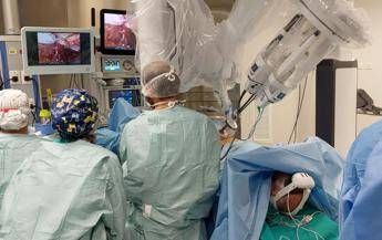 Minacappussi's tweet card. (Adnkronos) (UMDI) Robot rimuove cancro prostata in anestesia locale mentre il paziente, col visorino, sperimenta realtà virtuale immersiva. “Per la prima volta in Italia, presso la Clinica Urologica...