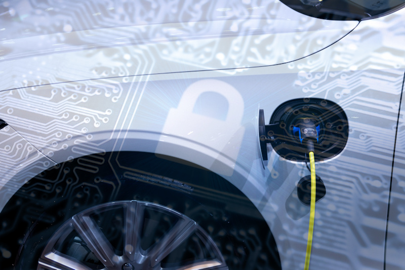 Generacion_IoT's tweet card. El crecimiento del mercado de vehículos eléctricos impulsa la necesidad de ciberseguridad en los puntos de carga