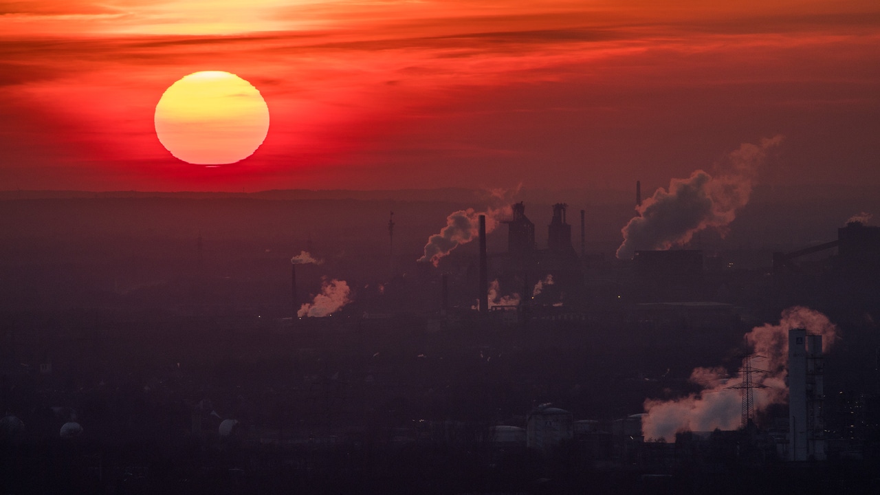 _menrike's tweet card. La Agencia Estatal de Meteorología (AEMET) ha publicado un artículo en donde asegura que más de 50 países realizan actividades ligadas a una 'modificación artificial del tiempo'.