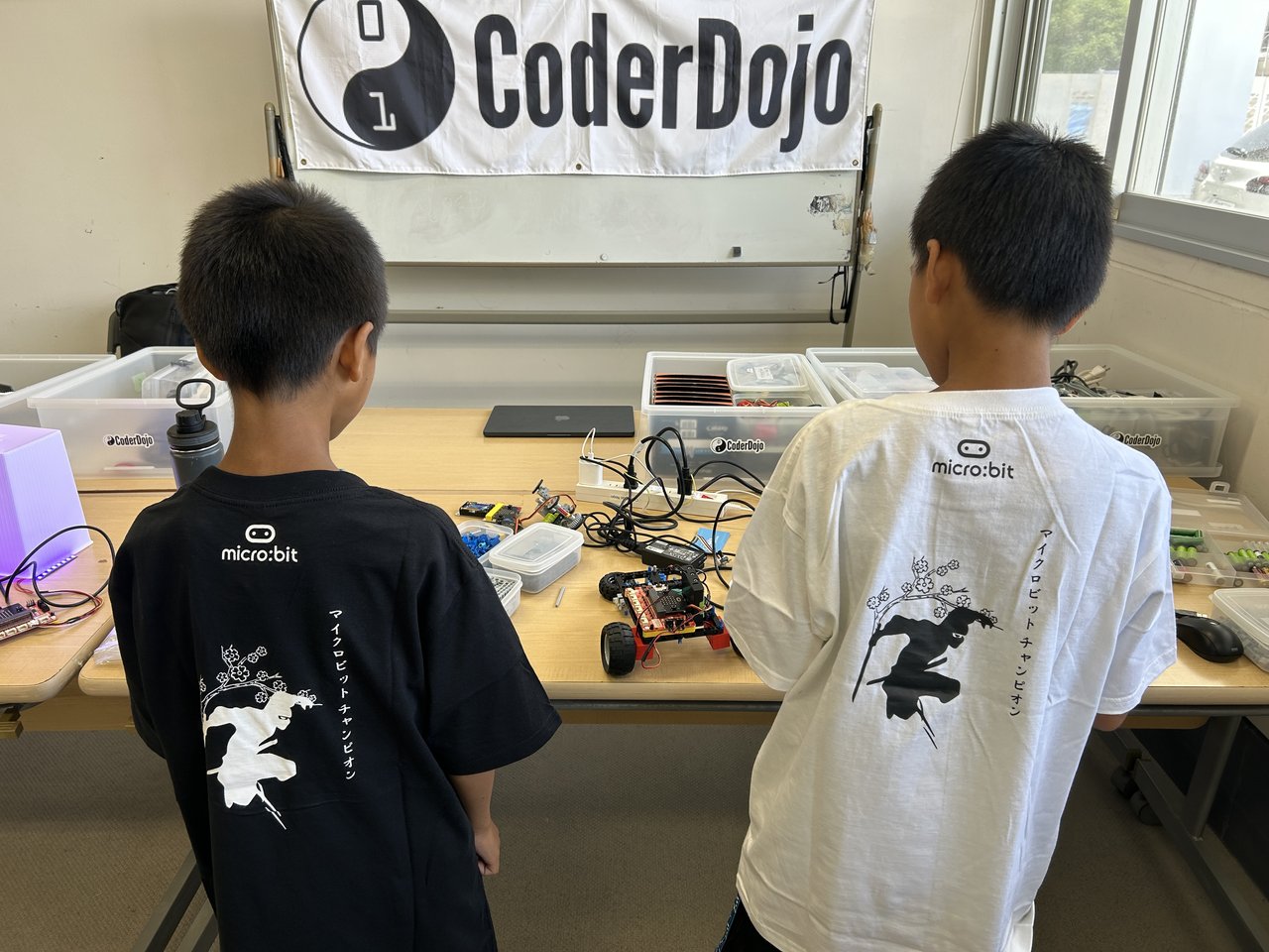 CoderDojoNago's tweet card. # 駐車場について あけみおSKYドームの駐車場が工事中で、駐車場への入り口が分かりにくくなっています。 手前で曲がって海側を回って正面入り口に来るか、裏手（西側）の大きい駐車場をご利用ください。 # 対象 7歳から17歳まで対象です。テクノロジーでの創作や自己学習、協力して学び合う場です。小学生の参加者は保護者の同伴が必要です。イベントに参加する保護者の方及び申し込みをされる方は本イベント...