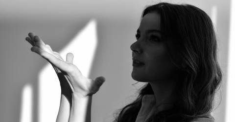 Lavitadelpopolo's tweet card. Intervista alla giovane pianista Maya Oganyan: l’arte va al di là dei conflitti in corso