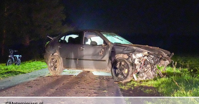 Auto van de weg en zwaar beschadigd ongeval