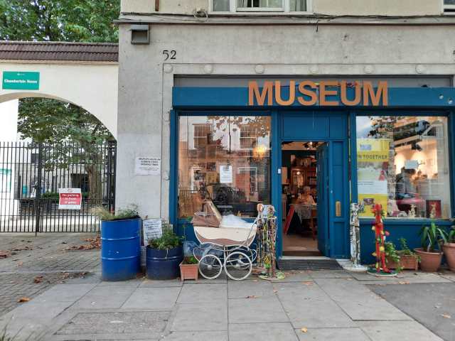 SpaceSyntaxNet's tweet card. Photo of The People’s Museum, Somers Town, taken from the blog: Today I finally made it to The People’s Museum, Somers Town (52 Phoenix Road, London NW1 1ES) on one of my periodic sorti…