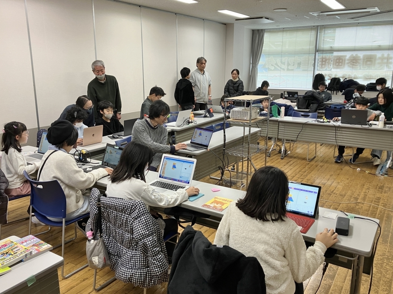 coderdojochofu's tweet card. 2024年2月25日 第86回 CoderDojo 調布の様子です。 www.youtube.com 2月の CoderDojo 調布は初めて参加する Ninja が沢山来てくれました。いつもの会場は満員で熱気にあふれていました。今回の発表の時間には タイピングゲーム、音楽に合わせてカーソルキーを押すゲームなどの Sc…