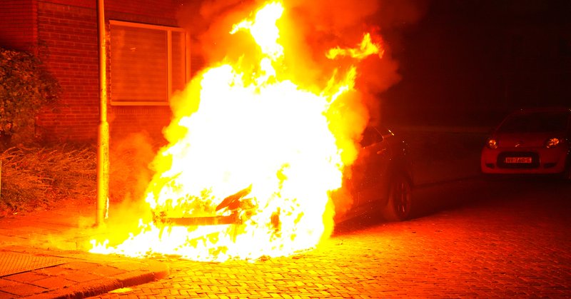 Opnieuw autobrand in Arnhem: voertuig volledig verwoest