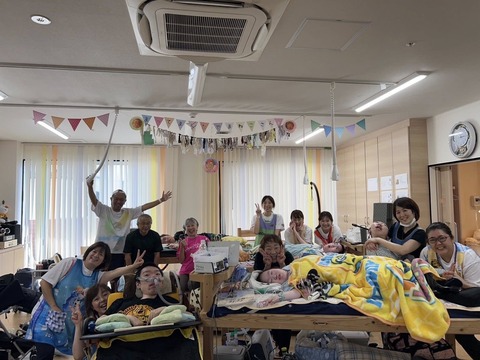 iamsam174's tweet card. 2025年10月2日のブログ山ねこ工作室さんと一緒に熊本はっぴぃかぼちゃんに行ってきました①〜e-ATで歓迎編の続編です。レッドカーペットを上を歩いて、はぴかぼカフェのテーブルに荷物を置いたところで、カフェらしくCHILLっぽい音楽が聞こえてきました。ラジコン戦車を操作