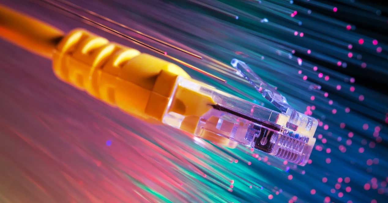 UNIREDasoc's tweet card. Una empresa de Reino Unido ha creado cables de fibra óptica que podrían reducir la latencia mundial en un 50%.