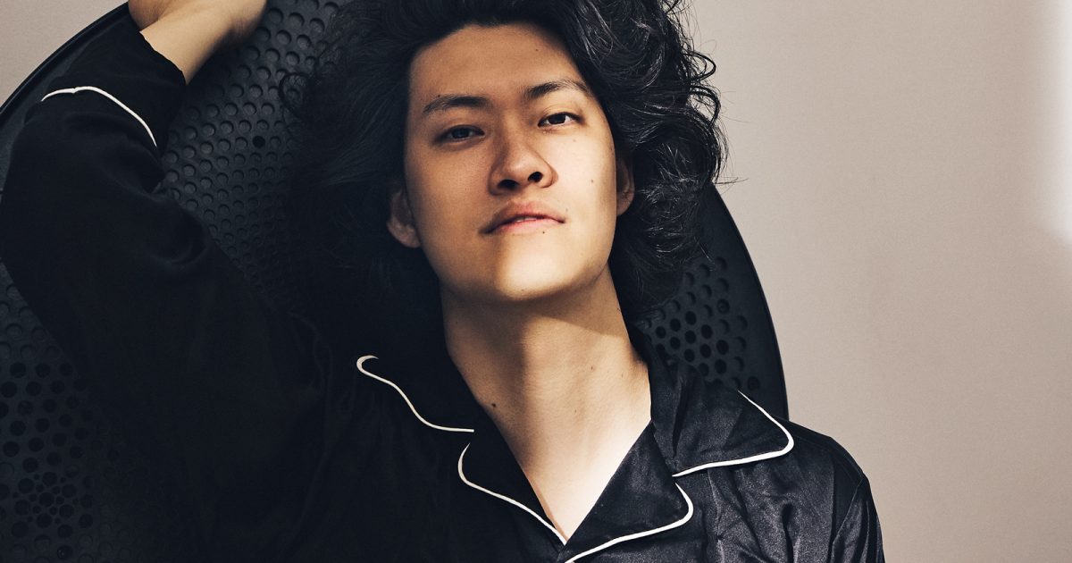 GOETHE_magazine's tweet card. この人ならば、何をやってもロックになる。芸人としても活躍する粗品が2枚目のアルバム『佐々木直人』をリリースした。タイトルはありのまま本名。歌詞もメロディーも演奏もありのまま本人。