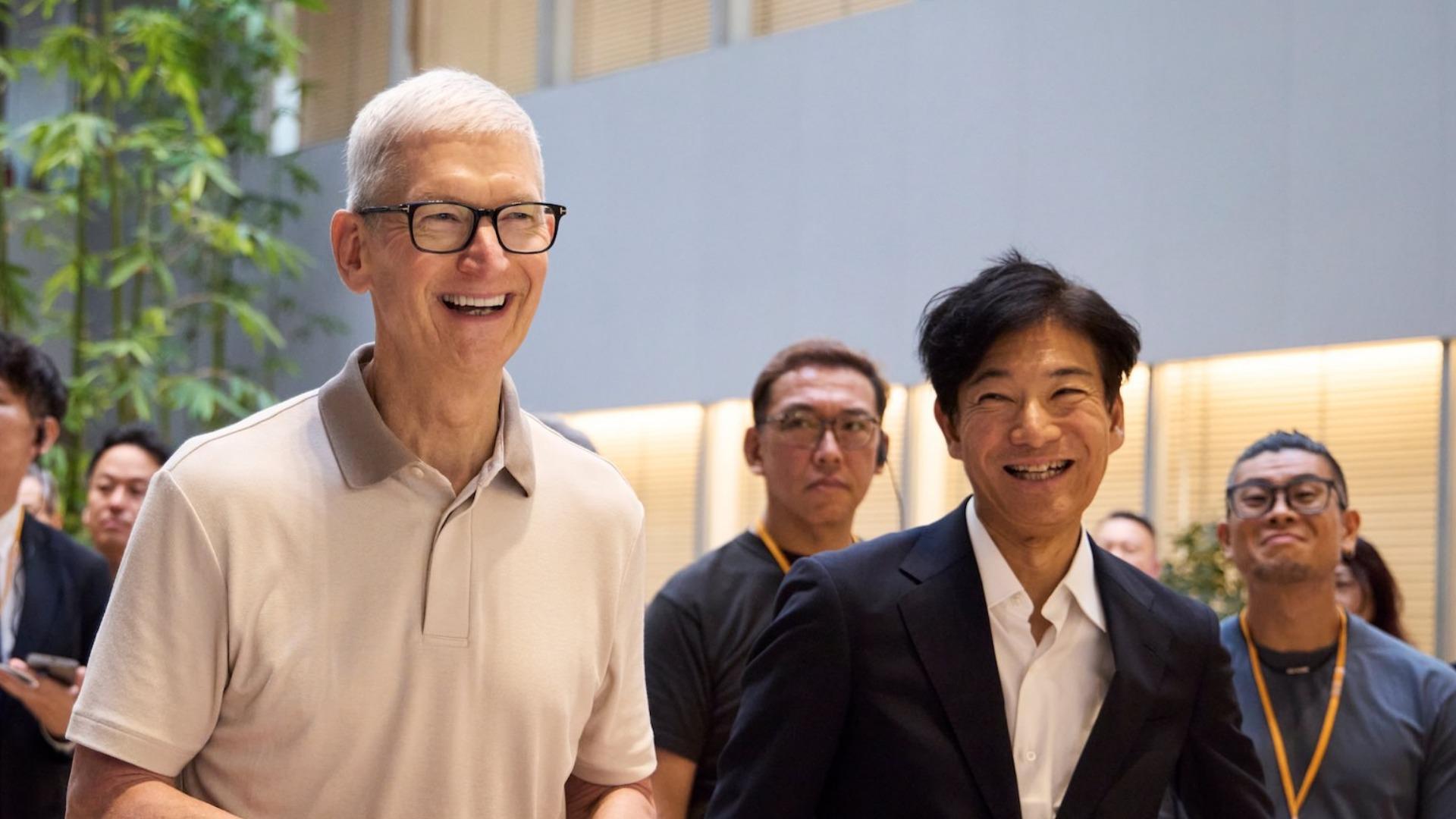 Python77036414's tweet card. Appleのティム・クックCEOが、日本の横浜テクノロジーセンター（YTC）を視察しました。そこで語ったのは、iPhone 17シリーズのカメラシステムが、日本の技術力なしには実現できなかったという衝