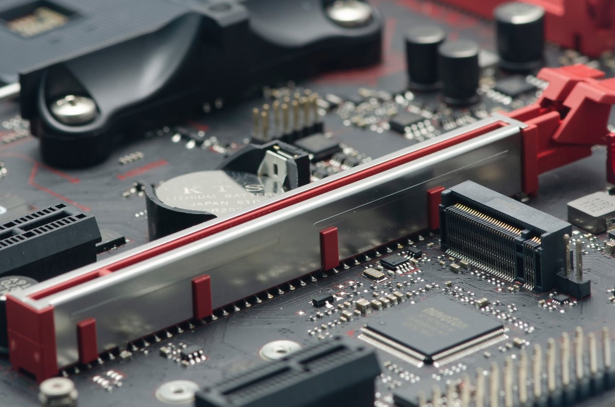 PhraAthit's tweet card. Das TPM ist ein kleiner Chip auf dem Mainboard eines PCs. Wieso dieser Chip so wichtig ist und wozu er überhaupt da ist, erklären wir Ihnen hier.
