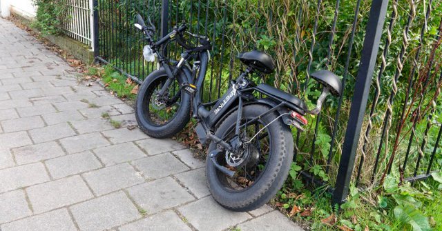 Vrouw op fatbike gewond na botsing op geparkeerde auto