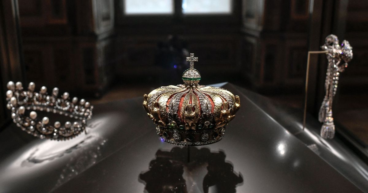 CNN Brasil on X: "Coroa de diamantes é recuperada após roubo no Louvre, diz  mídia https://t.co/mRE2IqX8f2" / X