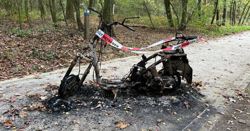 Omwonenden blussen brandende scooter in Doorwerth
