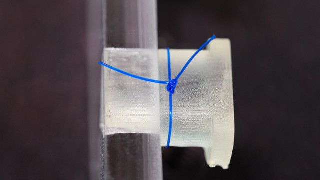 EPFL's tweet card. Des scientifiques de l’EPFL ont publié une première étude sur la mécanique des nœuds chirurgicaux. Les résultats pourraient servir à former les chirurgiennes et chirurgiens à la réalisation de...