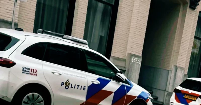 Jongen in gezicht gestoken bij vechtpartij voor gemeentehuis