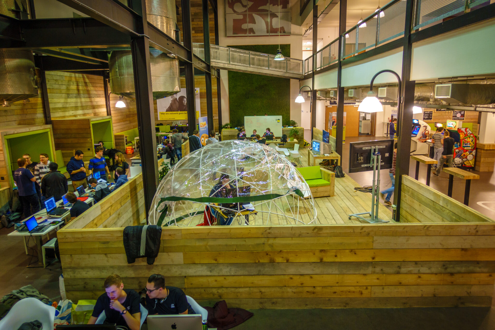 Gamebasics's tweet card. In de Dutch Innovation Factory in Zoetermeer vond vrijdag Project L plaats, een grote LAN-Party met bijna 100 deelnemers. Zowel studenten als bedrijven deden mee. Gamebasics was één van de sponsoren...