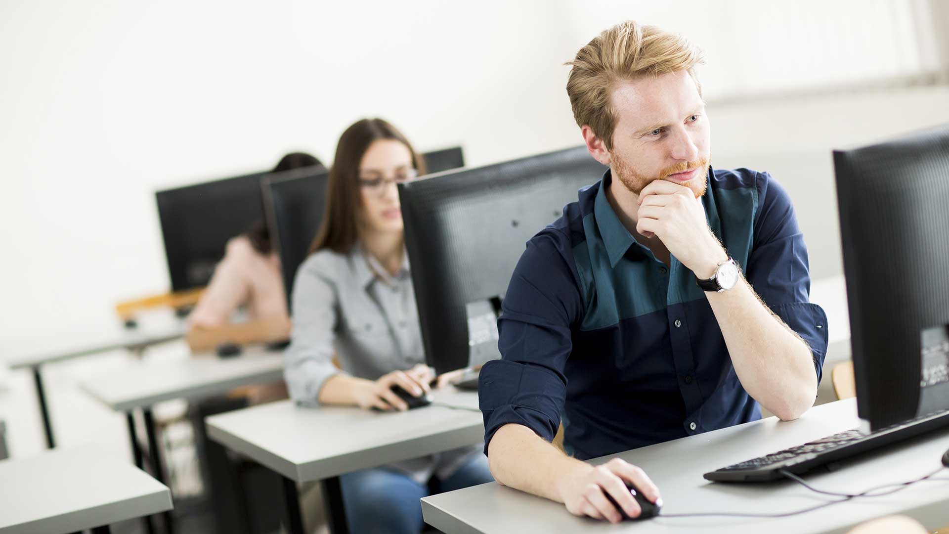 ArcNewsMagazine's tweet card. New learning opportunities from Esri Training include instructor-led courses on branch versioning and analysis workflows and several MOOCs.