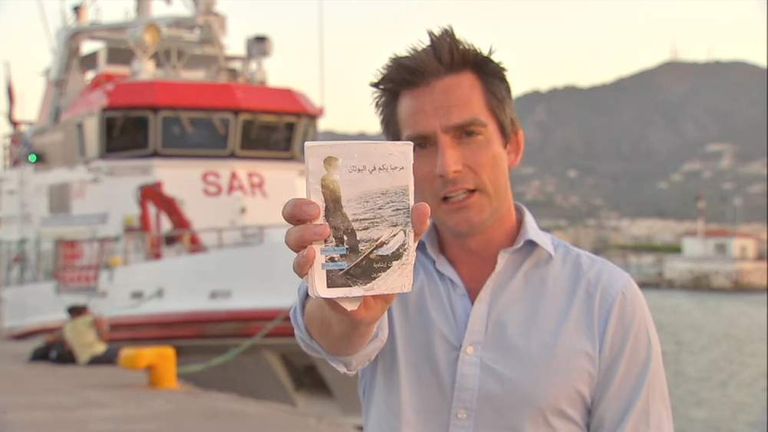 beek38's tweet card. The "rough guide" contains maps, tips and phone numbers of organisations which might help refugees making the perilous crossing.
