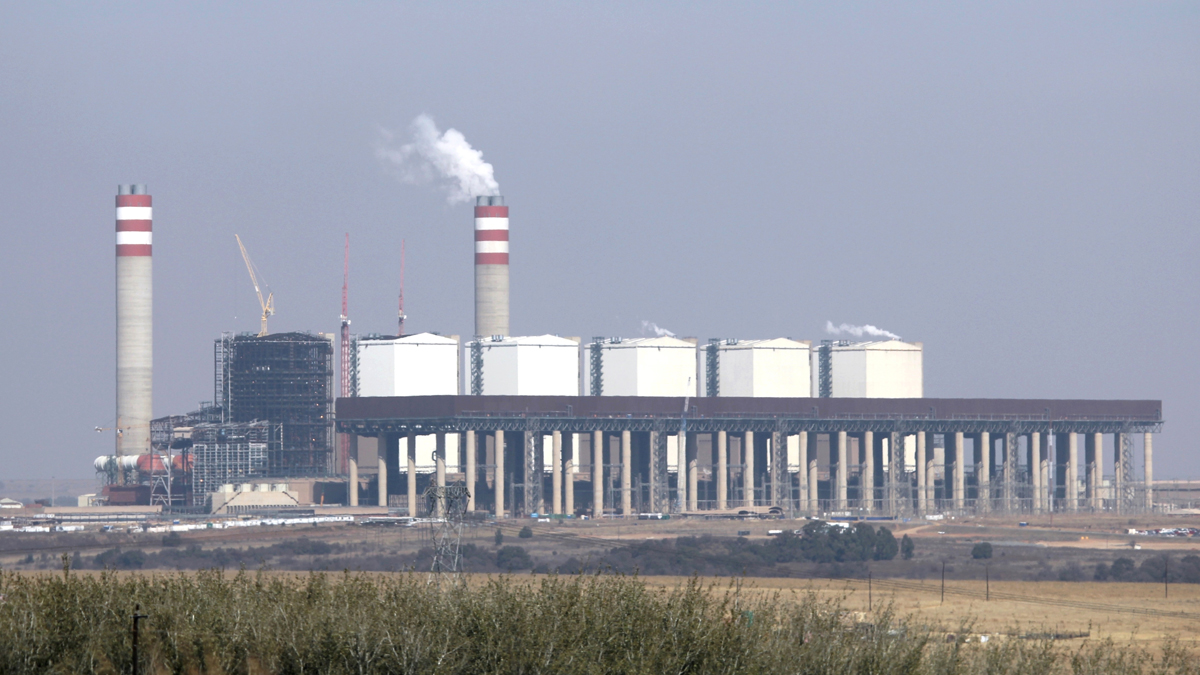 nickhedley's tweet card. Energy analyst Chris Yelland said not a single generation unit at Kusile Power Station is generating electricity despite an investment of R233 billion and 15 years of construction.